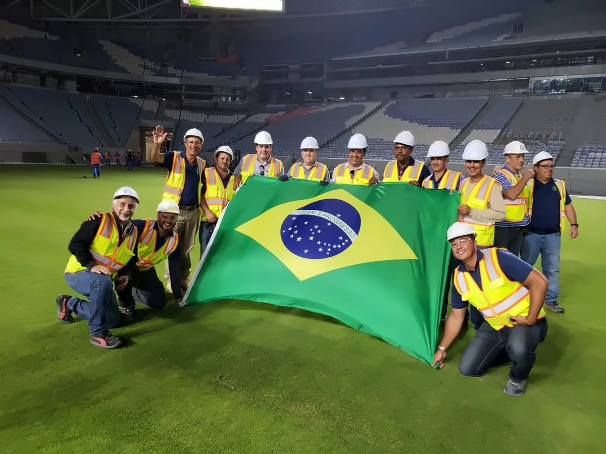 Equipe brasileira da Greenleaf na implantação do gramado
